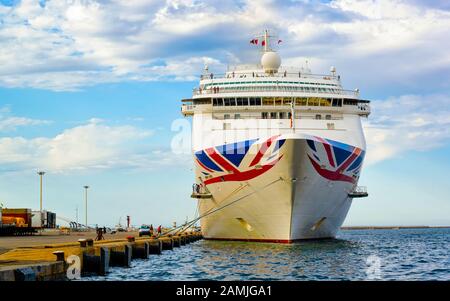 Port avec bateau de croisière à Cagliari Reflex Banque D'Images