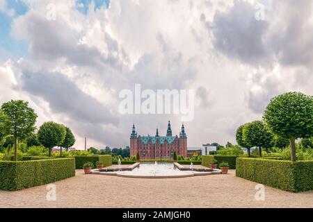 Danemark. Hillerod - 23 Juin 2014. Vue sur le château de Frederiksborg et le parc baroque dans la ville de Hillerod. La Zélande Du Nord. Danemark Banque D'Images