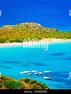 Capo Coda Cavallo vue de San Teodoro dans le réflexe méditerranéen de mer Banque D'Images