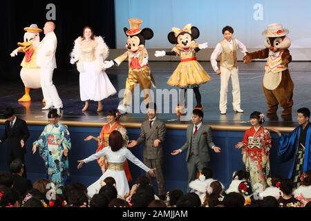 Urayasu, Japon. 13 janvier 2020. Personnages Disney Mickey et Minnie Mouse chantent et dansent avec des gens de vingt ans à Tokyo Disneyland pour assister à la cérémonie De la Journée De L'Âge Pour célébrer leur initiation à l'âge adulte à Urayasu, dans la banlieue de Tokyo, le lundi 13 janvier 2020. 1,22 million de personnes qui ont transformé 20 personnes ont fêté à travers le Japon. Crédit: Yoshio Tsunoda/Aflo/Alay Live News Banque D'Images