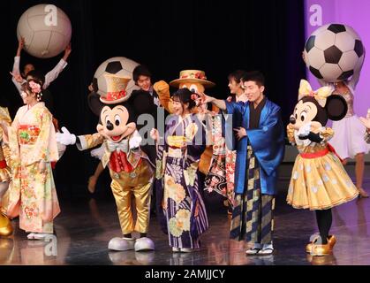 Urayasu, Japon. 13 janvier 2020. Personnages Disney Mickey et Minnie Mouse chantent et dansent avec des gens de vingt ans à Tokyo Disneyland pour assister à la cérémonie De la Journée De L'Âge Pour célébrer leur initiation à l'âge adulte à Urayasu, dans la banlieue de Tokyo, le lundi 13 janvier 2020. 1,22 million de personnes qui ont transformé 20 personnes ont fêté à travers le Japon. Crédit: Yoshio Tsunoda/Aflo/Alay Live News Banque D'Images