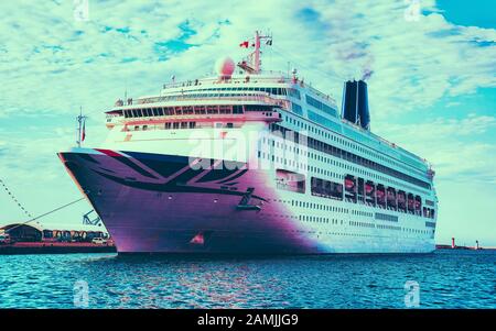 Grand port de ferry pour passagers à Cagliari Reflex Banque D'Images