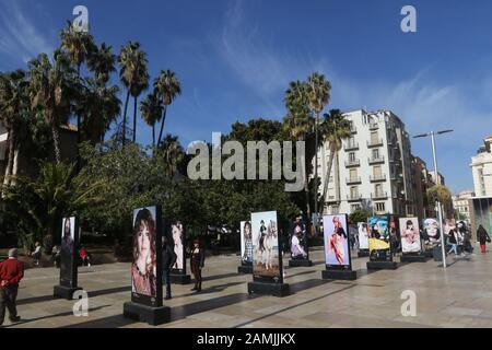 13 janvier 2020: 13 janvier 2020 (Malaga ) la malagueña Pepa Flores, mieux connue sous le nom de Marisol, recevra le Goya de Honor 2020 le 25 janvier dans sa ville natale. A l'occasion de cette reconnaissance, la rue Alcazabilla accueille depuis lundi une exposition photographique en l'honneur de l'artiste, dont la mémoire a marqué et captivé plusieurs générations.L'exposition, Composée de 34 clichés du photographe César Lucas sélectionnés par le poste de police Sylvie Imbert, Sera disponible jusqu'au 30 janvier dans le centre historique de la capitale. Avec elle, l'Académie du film a l'intention de refléter l'essence an Banque D'Images