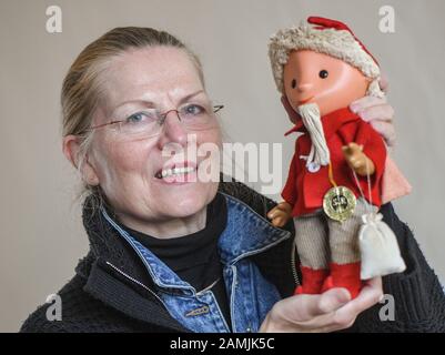 Erkner, Allemagne. 13 janvier 2020. Heidrun Wilkening, conservateur de l'exposition Sandman Toy, montre une figure Sandman des années 60 dans le musée local. Des centaines de figurines de jeu sandman de tailles, de design et d'apparence différentes sont présentées dans une exposition à Erkner (Oder-Spree). (Pour 'les figurines de jouets Hushabye remplissent le musée d'histoire locale d'Erkner') crédit: Patrick Pleul/dpa-Zentralbild/ZB/dpa/Alay Live News Banque D'Images