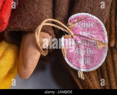 Erkner, Allemagne. 13 janvier 2020. Une étiquette portant l'inscription « Figur vom Kinderfernsehen Berlin DDR » se trouve sur une figure Sandmann dans une exposition du musée. Des centaines de figurines de jeu sandman de tailles, de design et d'apparence différentes sont présentées dans une exposition à Erkner (Oder-Spree). (Pour 'les figurines de jouets Hushabye remplissent le musée d'histoire locale d'Erkner') crédit: Patrick Pleul/dpa-Zentralbild/ZB/dpa/Alay Live News Banque D'Images