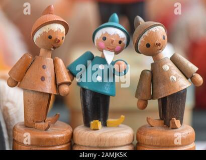 Erkner, Allemagne. 13 janvier 2020. Des personnages en bois de Little sandman sont exposés dans une exposition du musée. Barbe de chèvre, yeux beady et casquette pointue. Des centaines de figurines de jeu sandman de tailles, de design et d'apparence différentes sont présentées dans une exposition à Erkner (Oder-Spree). (Pour 'les figurines de jouets Hushabye remplissent le musée d'histoire locale d'Erkner') crédit: Patrick Pleul/dpa-Zentralbild/ZB/dpa/Alay Live News Banque D'Images