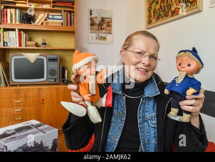 Erkner, Allemagne. 13 janvier 2020. Heidrun Wilkening, conservateur de l'exposition de jouets Sandmann, montre deux figures dans le musée local. Des centaines de figurines de jeu sandman de tailles, de design et d'apparence différentes sont présentées dans une exposition à Erkner (Oder-Spree). (Pour 'les figurines de jouets Hushabye remplissent le musée d'histoire locale d'Erkner') crédit: Patrick Pleul/dpa-Zentralbild/ZB/dpa/Alay Live News Banque D'Images