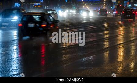 la circulation de la voiture la nuit dans la rue. la nuit des pluies dans la grande ville Banque D'Images