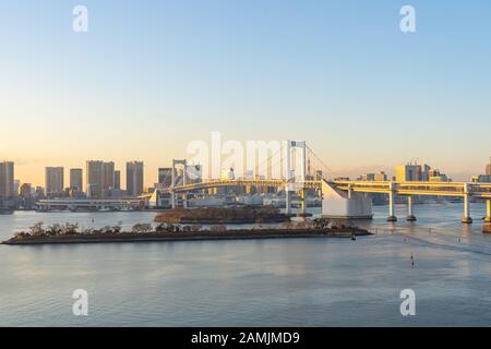 Tokyo avec vue sur le pont Rainbow au Japon. Banque D'Images