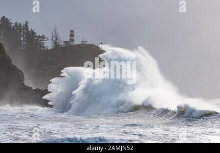 Les vagues de Huges pendant une marée de roi et de grandes vagues à Cape Disnomment. Banque D'Images