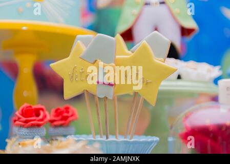 Enfants anniversaire fête décoration. Bonbons personnalisés. Fête à thème Little prince. Table décorée pour la célébration de l'anniversaire de l'enfant. Vue rapprochée de la décoration par Banque D'Images