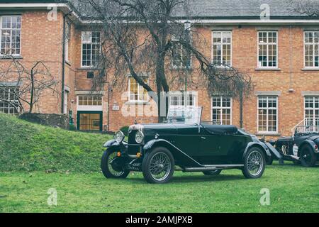 1928 Alvis 14.75 Beetleback deux voitures de sport de mer au Bicester Heritage Centre Janvier super-course événement. Bicester, Oxfordshire, Angleterre. Banque D'Images