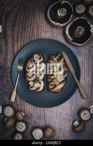 Champignons sur toasts. À l'aide d'un pain au levain avec portobello et champignons de châtaignier Banque D'Images