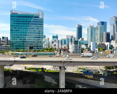 Vue aérienne d'une voiture sur l'autoroute du pont à Séoul, en Corée du Sud. Vue latérale de l'autoroute avec des voitures de chaque côté. Route de circulation animée à côté du bâtiment de la ville, 22 août 2019 Banque D'Images