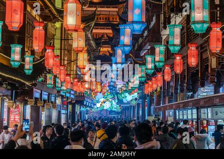 Shanghai, Shanghai, Chine. 14 janvier 2020. Shanghai Ã¯ÂμÅ'CHINA-Le 13 janvier 2020, le Yuyuan Garden Lantern Festival pour l'année du rat à Shanghai a été officiellement mis en marche le 10 janvier.Yuyuan Mall dans la place de l'or, La place Jiuquqiao et la place centrale des trois places de l'année du thème rat illuminent les lumières, attirant un grand nombre de touristes et de citoyens sur la scène pour apprécier les lumières, La scène pleine saveur de l'année.Cette année, le Yuyuan Garden Lantern Festival durera 33 jours du 10 janvier au 11 février 2020. (Image de crédit : © SIPA Banque D'Images