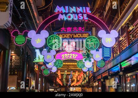 Shanghai, Shanghai, Chine. 14 janvier 2020. Shanghai Ã¯ÂμÅ'CHINA-Le 13 janvier 2020, le Yuyuan Garden Lantern Festival pour l'année du rat à Shanghai a été officiellement mis en marche le 10 janvier.Yuyuan Mall dans la place de l'or, La place Jiuquqiao et la place centrale des trois places de l'année du thème rat illuminent les lumières, attirant un grand nombre de touristes et de citoyens sur la scène pour apprécier les lumières, La scène pleine saveur de l'année.Cette année, le Yuyuan Garden Lantern Festival durera 33 jours du 10 janvier au 11 février 2020. (Image de crédit : © SIPA Banque D'Images