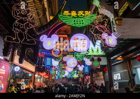 Shanghai, Shanghai, Chine. 14 janvier 2020. Shanghai Ã¯ÂμÅ'CHINA-Le 13 janvier 2020, le Yuyuan Garden Lantern Festival pour l'année du rat à Shanghai a été officiellement mis en marche le 10 janvier.Yuyuan Mall dans la place de l'or, La place Jiuquqiao et la place centrale des trois places de l'année du thème rat illuminent les lumières, attirant un grand nombre de touristes et de citoyens sur la scène pour apprécier les lumières, La scène pleine saveur de l'année.Cette année, le Yuyuan Garden Lantern Festival durera 33 jours du 10 janvier au 11 février 2020. (Image de crédit : © SIPA Banque D'Images