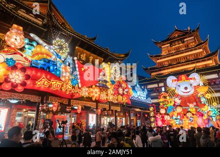 Shanghai, Shanghai, Chine. 14 janvier 2020. Shanghai Ã¯ÂμÅ'CHINA-Le 13 janvier 2020, le Yuyuan Garden Lantern Festival pour l'année du rat à Shanghai a été officiellement mis en marche le 10 janvier.Yuyuan Mall dans la place de l'or, La place Jiuquqiao et la place centrale des trois places de l'année du thème rat illuminent les lumières, attirant un grand nombre de touristes et de citoyens sur la scène pour apprécier les lumières, La scène pleine saveur de l'année.Cette année, le Yuyuan Garden Lantern Festival durera 33 jours du 10 janvier au 11 février 2020. (Image de crédit : © SIPA Banque D'Images