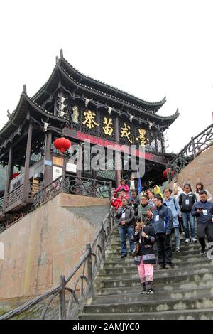 Hunan, Hunan, Chine. 14 janvier 2020. Hunan, CHINE-avec le développement d'un tourisme minoritaire caractéristique, le village de Morong Miao dans l'ouest de Hunan attire de plus en plus de touristes à explorer la culture traditionnelle et les coutumes de la vie de Miao. 'Morong' signifie ''place avec dragon'' dans la langue de miao. Il a été attribué comme ''célèbre village touristique avec des caractéristiques Hunan''', ''village avec des caractéristiques ethniques chinoises'' et ''village chinois traditionnel' crédit: SIPA Asia/ZUMA Wire/Alay Live News Banque D'Images