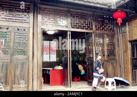 Hunan, Hunan, Chine. 14 janvier 2020. Hunan, CHINE-avec le développement d'un tourisme minoritaire caractéristique, le village de Morong Miao dans l'ouest de Hunan attire de plus en plus de touristes à explorer la culture traditionnelle et les coutumes de la vie de Miao. 'Morong' signifie ''place avec dragon'' dans la langue de miao. Il a été attribué comme ''célèbre village touristique avec des caractéristiques Hunan''', ''village avec des caractéristiques ethniques chinoises'' et ''village chinois traditionnel' crédit: SIPA Asia/ZUMA Wire/Alay Live News Banque D'Images