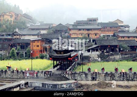 Hunan, Hunan, Chine. 14 janvier 2020. Hunan, CHINE-avec le développement d'un tourisme minoritaire caractéristique, le village de Morong Miao dans l'ouest de Hunan attire de plus en plus de touristes à explorer la culture traditionnelle et les coutumes de la vie de Miao. 'Morong' signifie ''place avec dragon'' dans la langue de miao. Il a été attribué comme ''célèbre village touristique avec des caractéristiques Hunan''', ''village avec des caractéristiques ethniques chinoises'' et ''village chinois traditionnel' crédit: SIPA Asia/ZUMA Wire/Alay Live News Banque D'Images