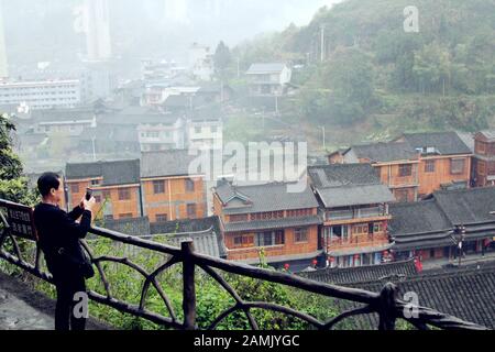 Hunan, Hunan, Chine. 14 janvier 2020. Hunan, CHINE-avec le développement d'un tourisme minoritaire caractéristique, le village de Morong Miao dans l'ouest de Hunan attire de plus en plus de touristes à explorer la culture traditionnelle et les coutumes de la vie de Miao. 'Morong' signifie ''place avec dragon'' dans la langue de miao. Il a été attribué comme ''célèbre village touristique avec des caractéristiques Hunan''', ''village avec des caractéristiques ethniques chinoises'' et ''village chinois traditionnel' crédit: SIPA Asia/ZUMA Wire/Alay Live News Banque D'Images