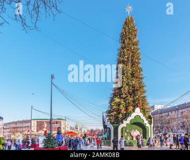 Kiev, Ukraine - 3 janvier 2020 : arbre de Noël installé sur la place de Sofia. Banque D'Images