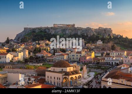 La vieille ville d'Athènes et la colline de l'Acropole au coucher du soleil Banque D'Images