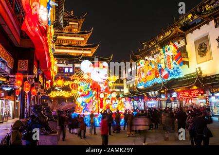 Décorations dans la région Yu Gardens de Shanghai célébrant l'année 2020 du nouvel an chinois Rat. Banque D'Images