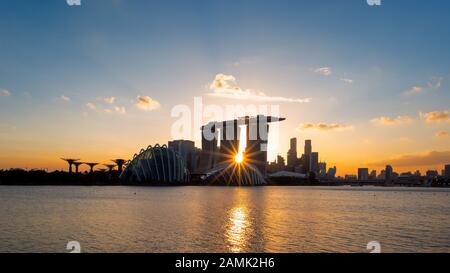 Vue sur la ville de Singapour Le centre-ville d'affaires de la zone de construction du barrage de plaisance pendant le coucher du soleil à Singapour. Banque D'Images