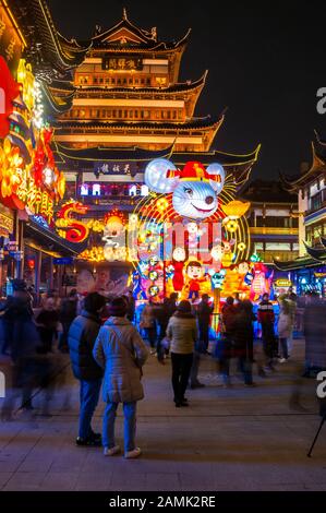 Décorations dans la région Yu Gardens de Shanghai célébrant l'année 2020 du nouvel an chinois Rat. Banque D'Images