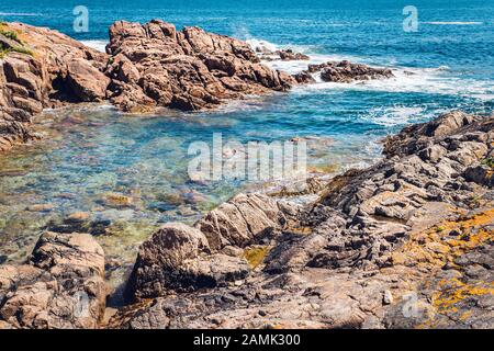 Vous pourrez admirer des falaises et des vagues qui s'écrasent sur les rochers Banque D'Images