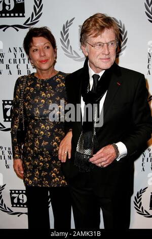 New YORK-JAN 6 : l'acteur Robert Redford (R) et la femme Sibylle Szaggars assistent aux New York Film Critics Circle Awards à la salle Edison Ballroom. Banque D'Images