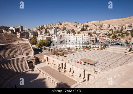 Théâtre romain d'Amman, zone résidentielle dense au centre-ville, ville capitale, Amman, Jordanie, Moyen-Orient, Asie Banque D'Images