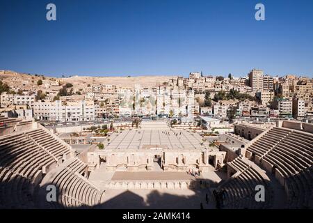 Théâtre romain d'Amman, zone résidentielle dense au centre-ville, ville capitale, Amman, Jordanie, Moyen-Orient, Asie Banque D'Images