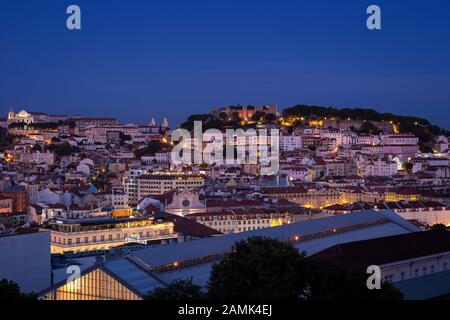 Vue panoramique sur Convento da Graca, le château de Sao Jorge et le centre-ville de Lisbonne, Portugal au crépuscule. Vue depuis le point de vue Miradouro de Sao Pedro de Alcantara. Banque D'Images