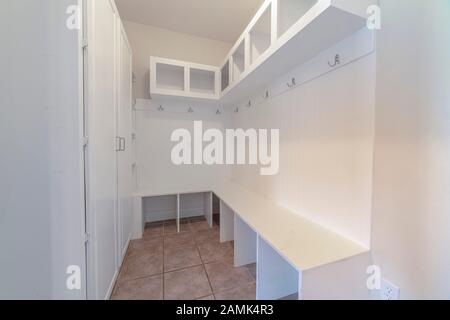 Intérieur d'une salle blanche étroite avec étagères vides Banque D'Images