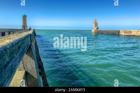 Les phares et l'orientation à l'entrée du port de Fécamp, Seine-Maritime, Normandie, France, Europe, sur la côte de Normandie dans la Manche au printemps Banque D'Images