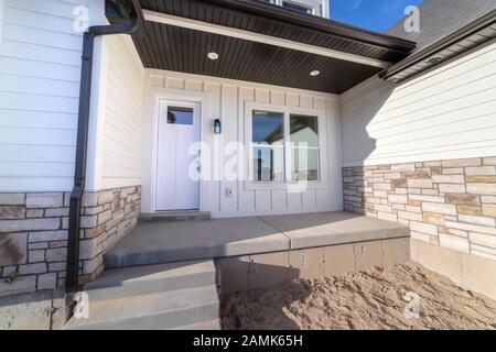 Porte d'entrée d'une maison en bois blanc Banque D'Images