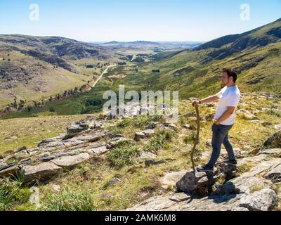 Jeune randonneur regardant la vue à Cerro Bahía Blanca, Sierra de la Ventana, Buenos Aires, Argentine. Banque D'Images