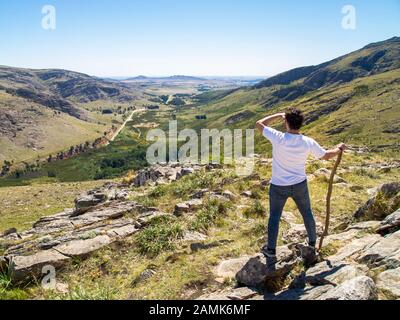 Jeune randonneur regardant la vue à Cerro Bahía Blanca, Sierra de la Ventana, Buenos Aires, Argentine. Banque D'Images