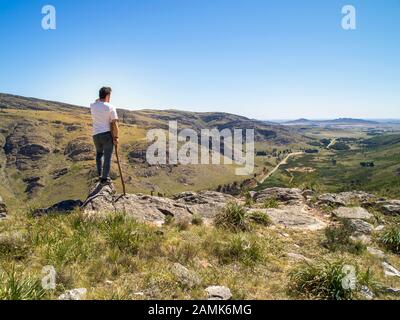 Jeune randonneur regardant la vue à Cerro Bahía Blanca, Sierra de la Ventana, Buenos Aires, Argentine. Banque D'Images