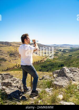 Eau potable pour les jeunes randonneurs à Cerro Bahía Blanca, Sierra de la Ventana, Buenos Aires, Argentine. Banque D'Images