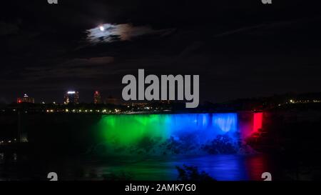 Chutes du Niagara illuminées de couleurs vives sous la lumière du lune Banque D'Images