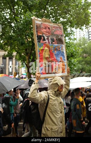 Protestation: Sack Scomo - financer les Feux - action climatique maintenant (VIC). Malgré la pluie, on estime qu'il s'est avéré qu'environ 40 000 personnes ont participé À La Manifestation. Banque D'Images