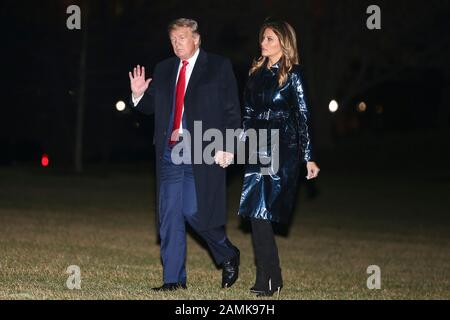 Washington DC, États-Unis. 14 janvier 2020. Le président Donald Trump et la première dame Melania Trump se promenent sur la pelouse sud lorsqu'ils arrivent à la Maison Blanche le 14 janvier 2020 à Washington, DC. Le président Trump et la première dame ont assisté au championnat national College Football Playoff à la Nouvelle-Orléans. (Photo d'Oliver Contreras/SIPA USA) crédit: SIPA USA/Alay Live News Banque D'Images