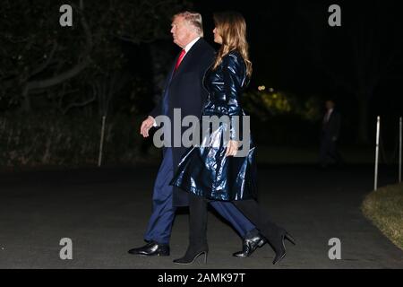 Washington DC, États-Unis. 14 janvier 2020. Le président Donald Trump et la première dame Melania Trump se promenent sur la pelouse sud lorsqu'ils arrivent à la Maison Blanche le 14 janvier 2020 à Washington, DC. Le président Trump et la première dame ont assisté au championnat national College Football Playoff à la Nouvelle-Orléans. (Photo d'Oliver Contreras/SIPA USA) crédit: SIPA USA/Alay Live News Banque D'Images