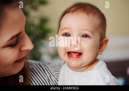 Jolie fille de bébé montrant ses dents primaires Banque D'Images