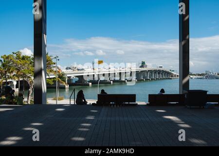 Vue sur MacArthur Causeway depuis le musée d'art de Perez Banque D'Images