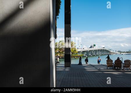 Vue sur MacArthur Causeway depuis le musée d'art de Perez Banque D'Images